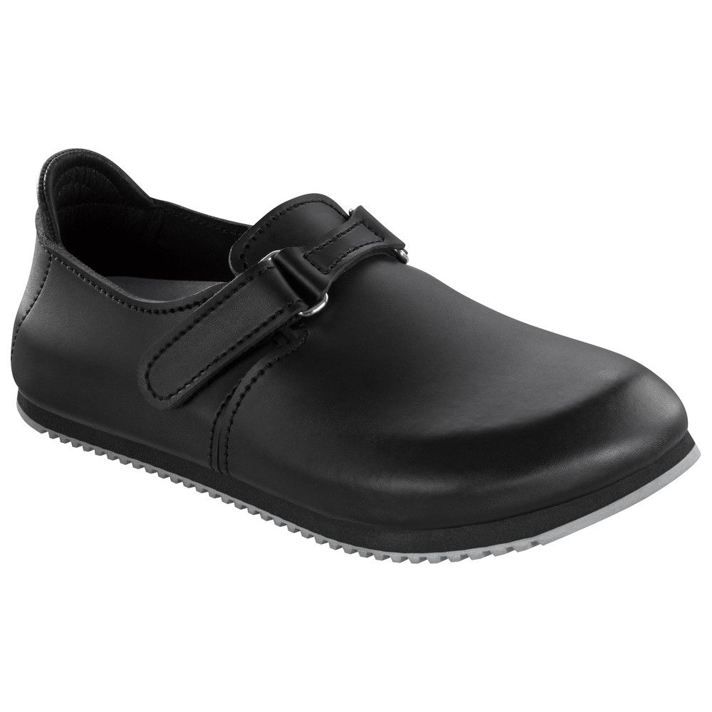 Schwarzer Schuh mit Riemen und Schnalle. Obermaterial Leder, Sohle grau. Seitliche Ansicht.