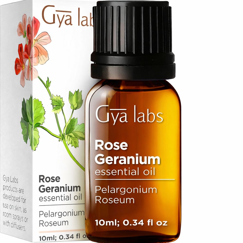 Braune Glasflasche mit schwarzem Deckel. Etikett: Gya Labs, Rose Geranium essential oil, Pelargonium Roseum. 10ml; 0.34 fl oz.