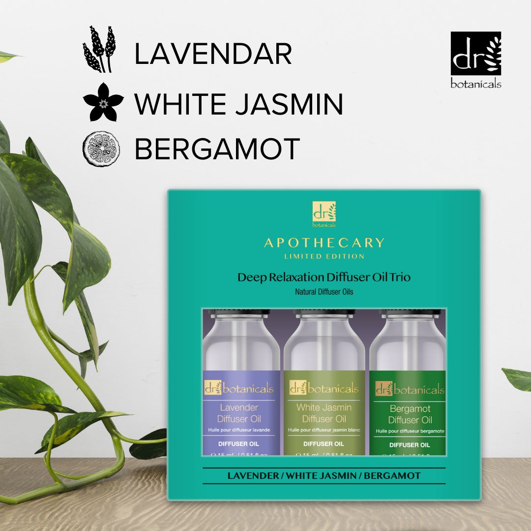 Trio-Set Diffuser-Öle in grüner Verpackung, mit Lavendel, Jasmin und Bergamotte. Dekoration mit Pflanzen.