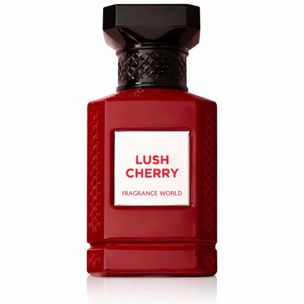 Roter Flakon mit schwarzem Verschluss. Aufschrift: Lush Cherry, Fragrance World. Geometrische Form.