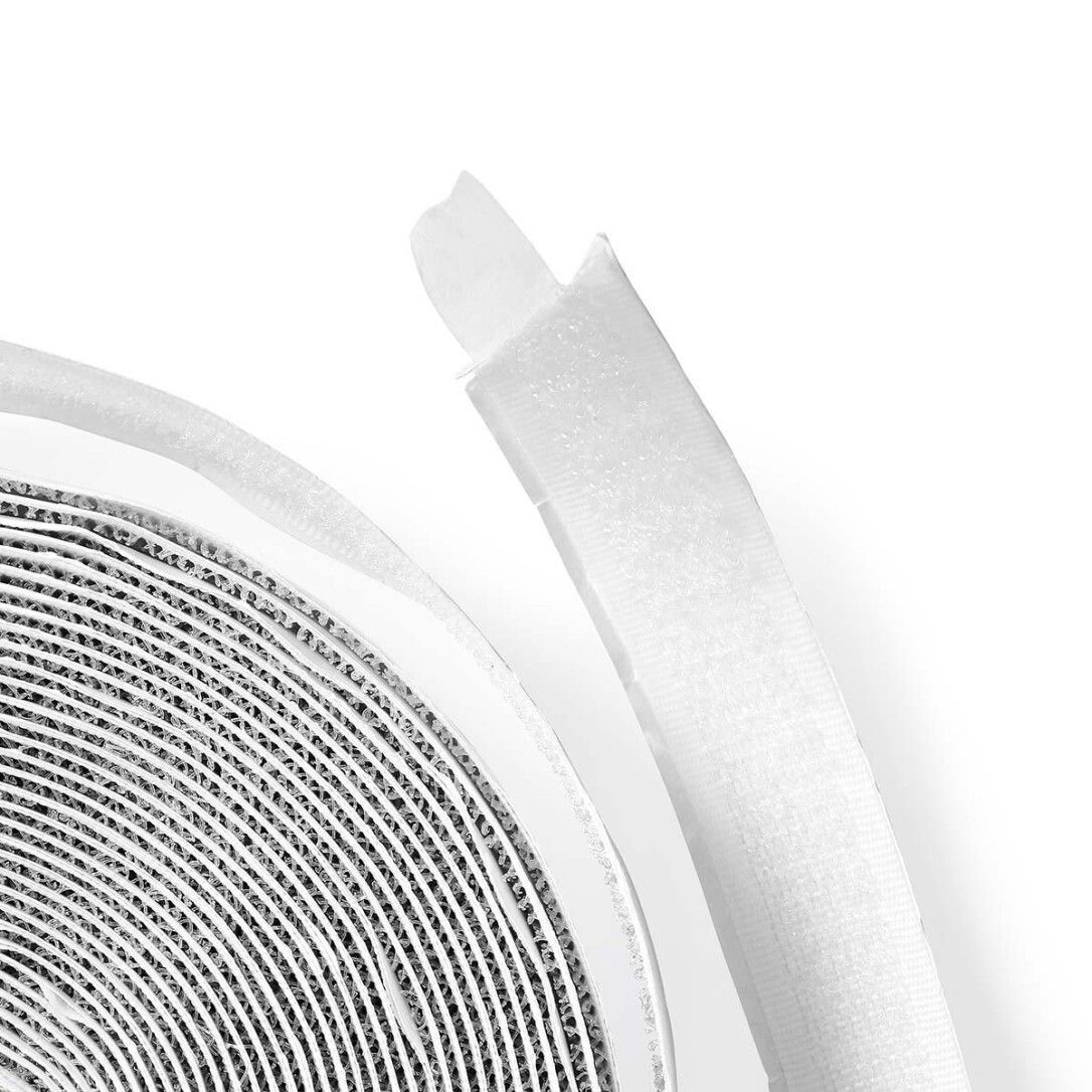 Rolle Klettband, weiß. Teilweise abgerollt, zeigt Haken und Schlaufen.