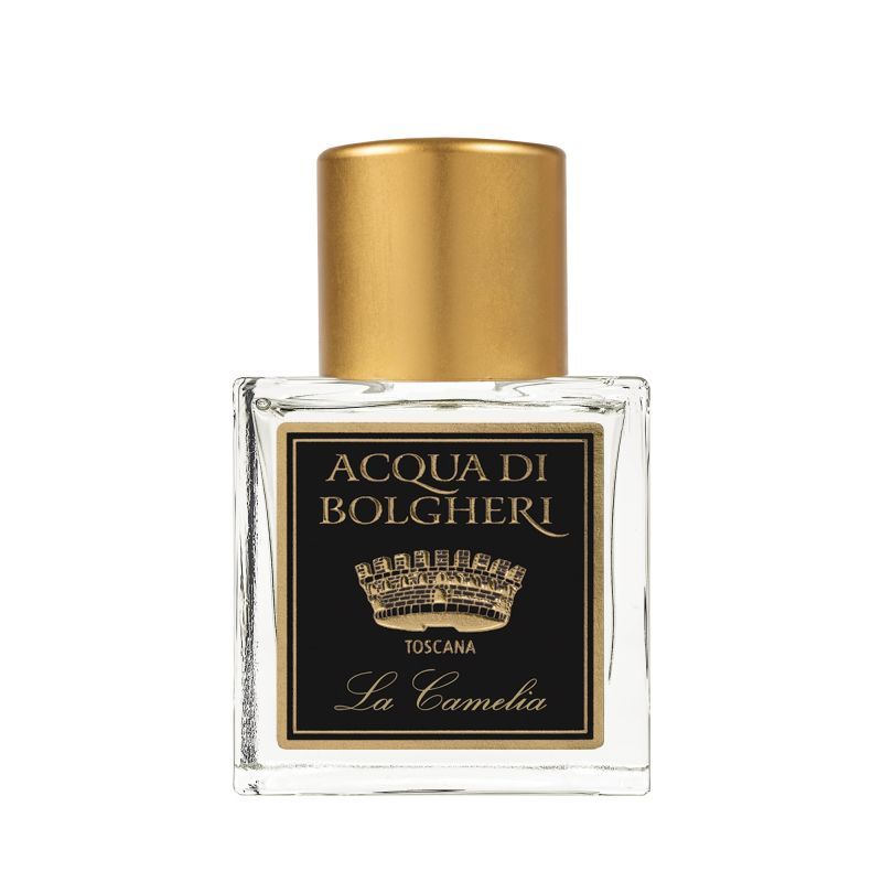 Quadratischer Glasflakon mit goldfarbenem Verschluss. Schwarzes Etikett mit goldfarbenem Schriftzug: Acqua di Bolgheri, La Camelia.
