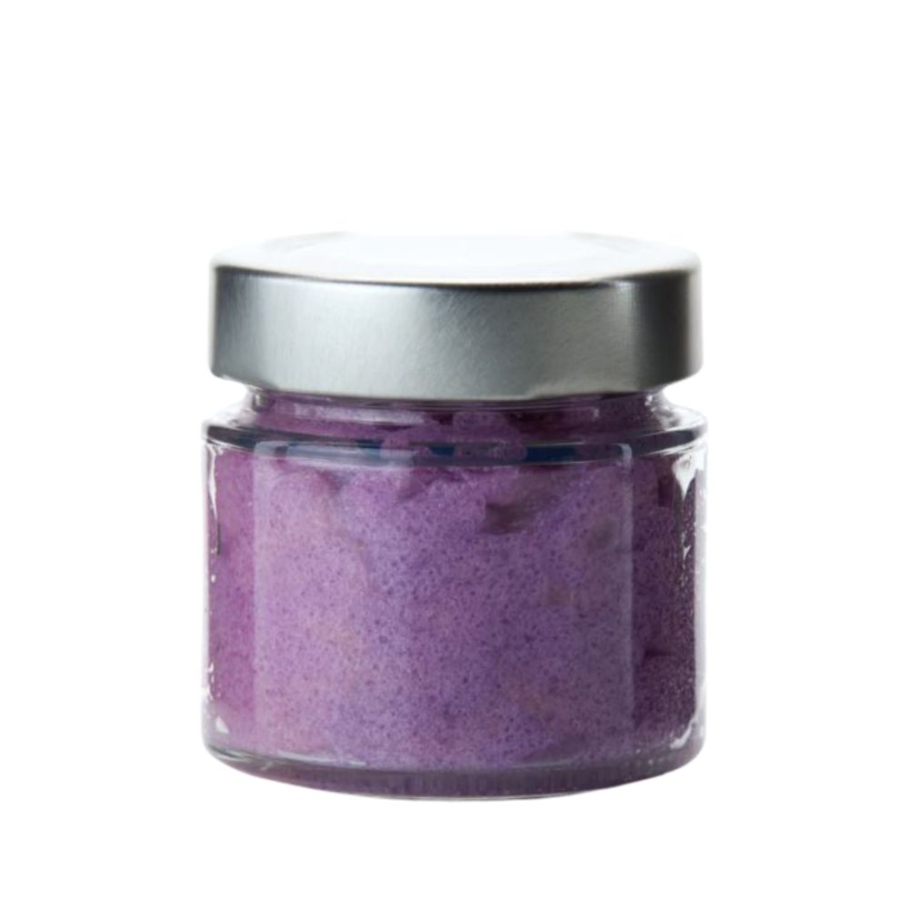 Glasbehälter mit violettem Inhalt und silberfarbenem Deckel. Der Inhalt ist körnig.