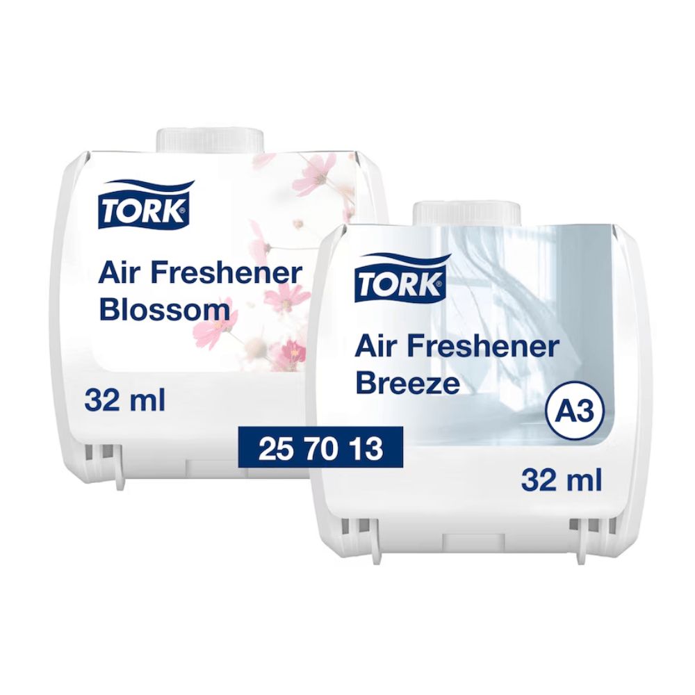 Zwei weiße Tork Lufterfrischer-Kartuschen. Eine mit "Blossom", die andere mit "Breeze" beschriftet. Beide mit 32 ml Inhalt.