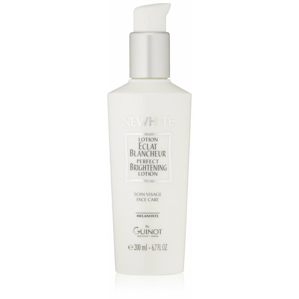 Weiße Flasche mit Pumpe. Aufschrift NEWWHITE, LOTION ÉCLAT BLANCHEUR, PERFECT BRIGHTENING LOTION. Marke Guinot.