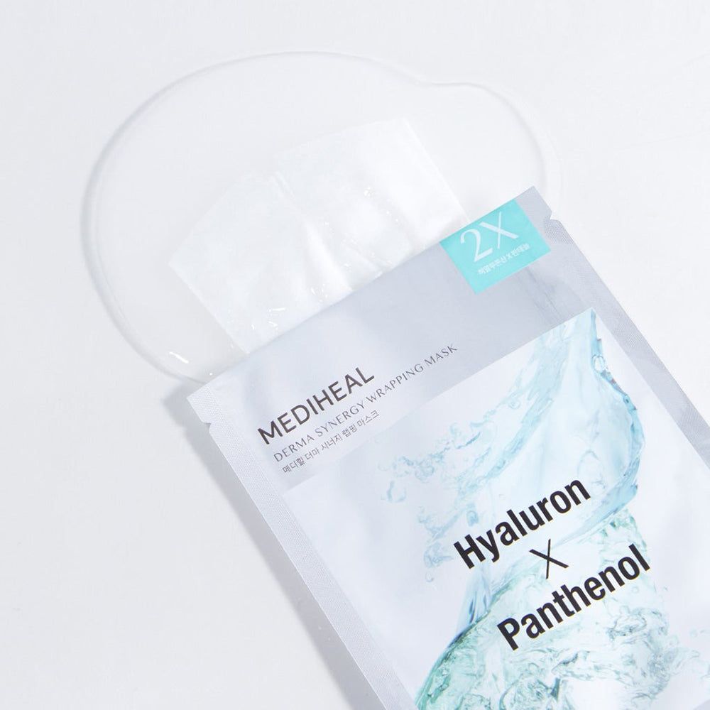 Geöffnete MEDIHEAL Maskenverpackung mit Maske und Flüssigkeit. Enthält Hyaluron und Panthenol.