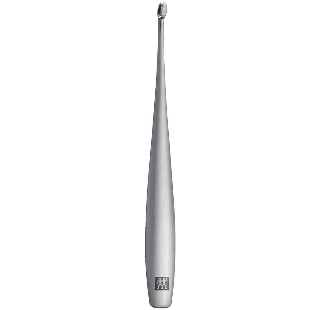 Nagelhautmesser aus mattiertem Metall. Konische Form mit abgerundeter Spitze. Logo am Griffende.