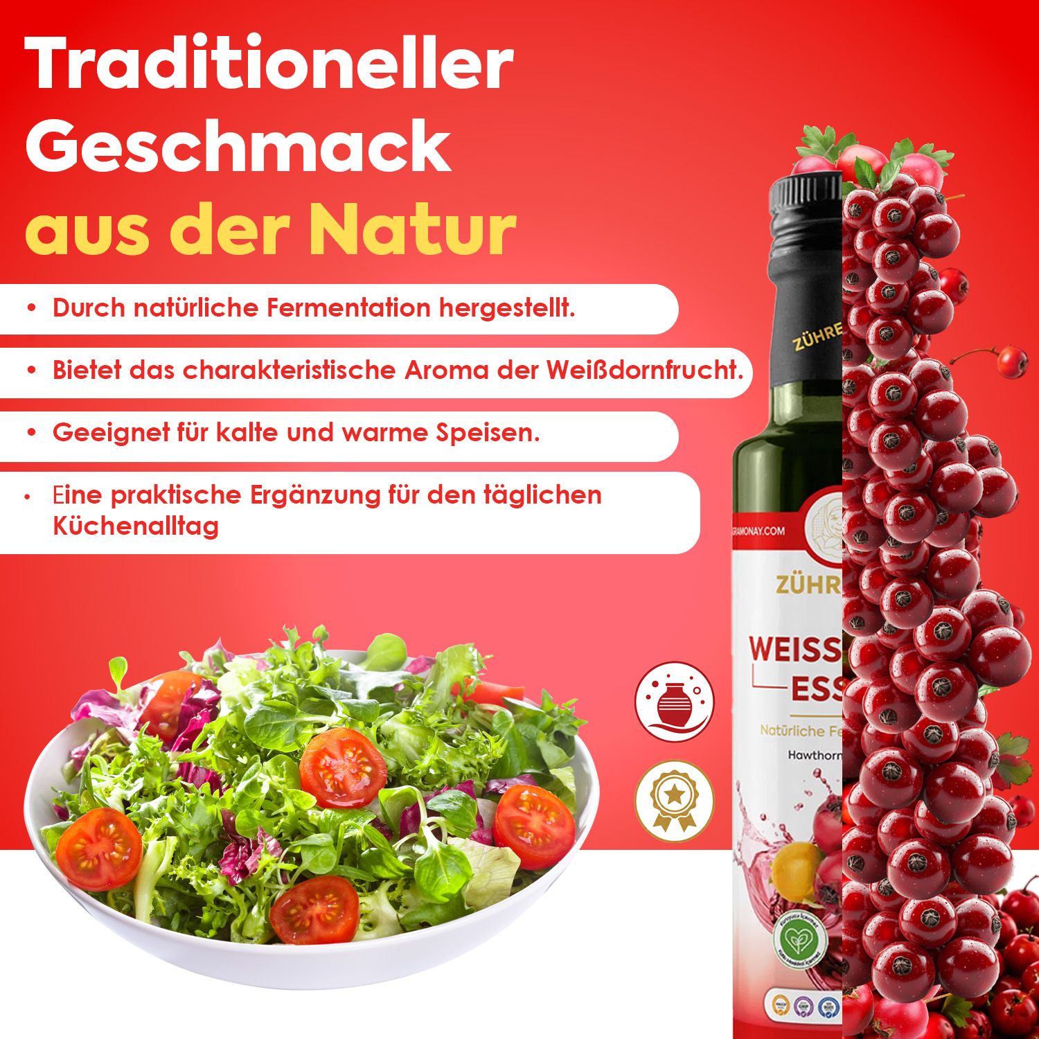 Flasche Weißdornessig neben einem Salat und roten Beeren.