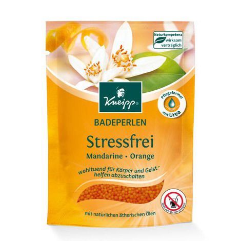 Verpackung mit Badeperlen. Orangefarbener Beutel mit Produktnamen und Logo. Enthält Badeperlen mit Mandarinen- und Orangenaroma.