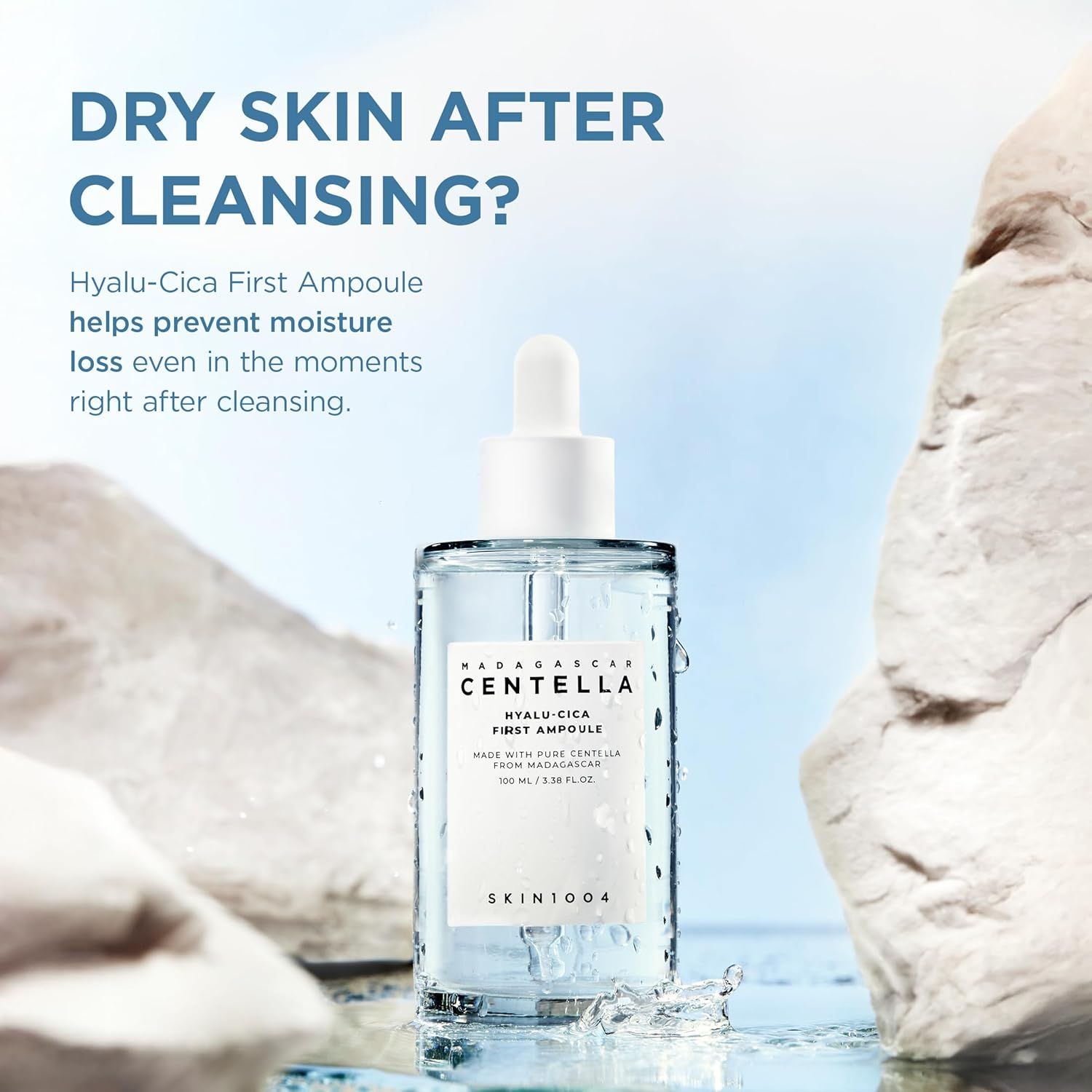 Serumflasche vor Felsen. Beschriftung: HYALU-CICA FIRST AMPOULE. Text: Trockene Haut nach der Reinigung?