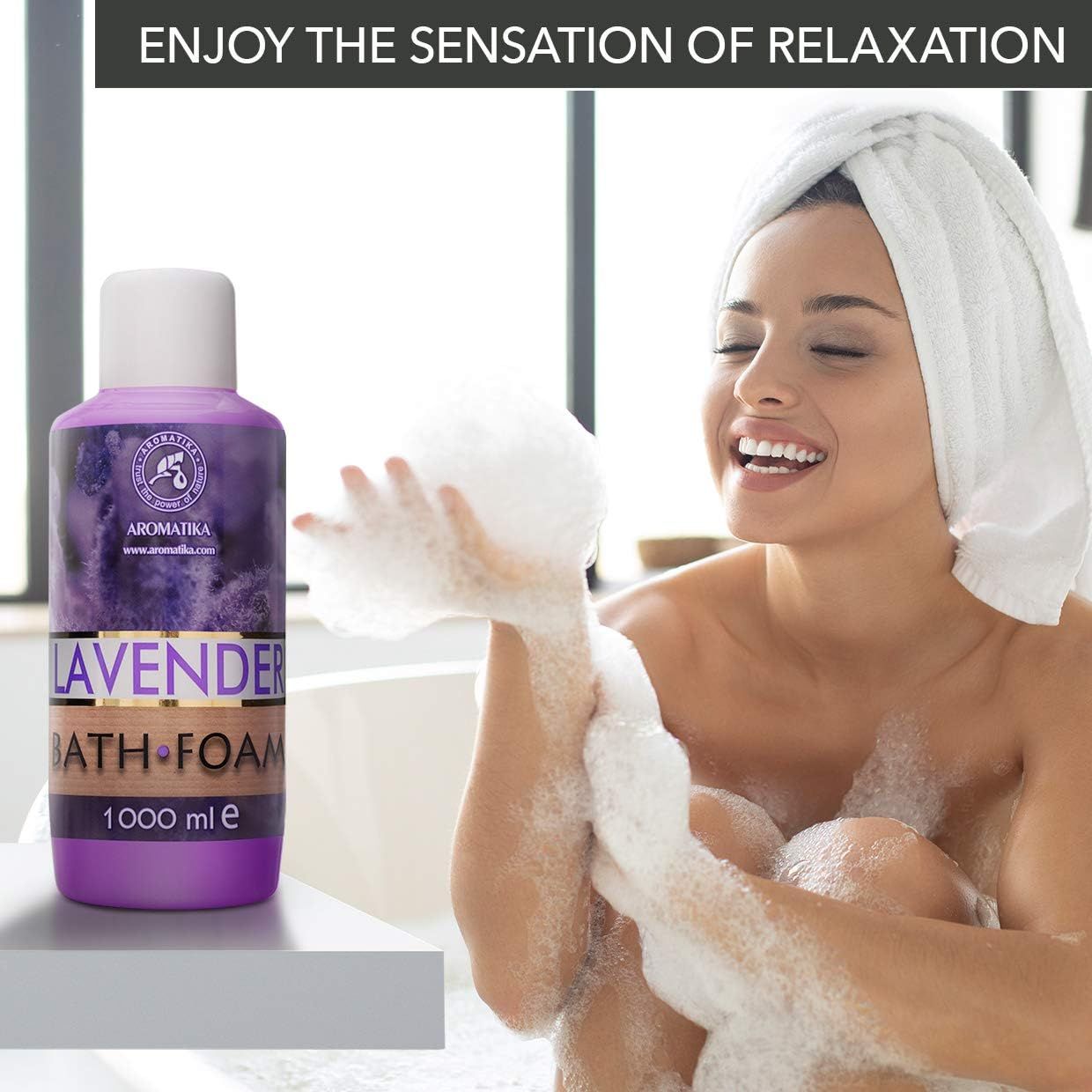 Frau in Badewanne mit Schaum. Neben ihr steht eine violette Flasche mit weißem Deckel. Aufschrift: AROMATIKA, LAVENDER BATH FOAM, 1000 ml e.