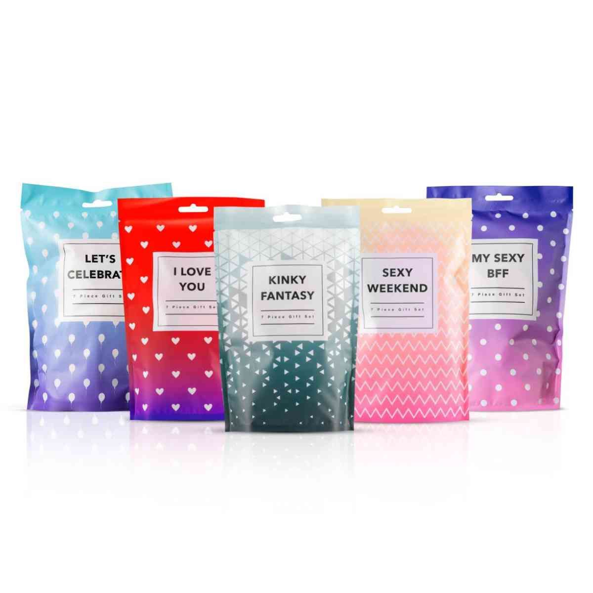 Fünf Geschenkbeutel mit verschiedenen Designs und Texten. Aufschrift: LET'S CELEBRATE, I LOVE YOU, KINKY FANTASY, SEXY WEEKEND, MY SEXY BFF.