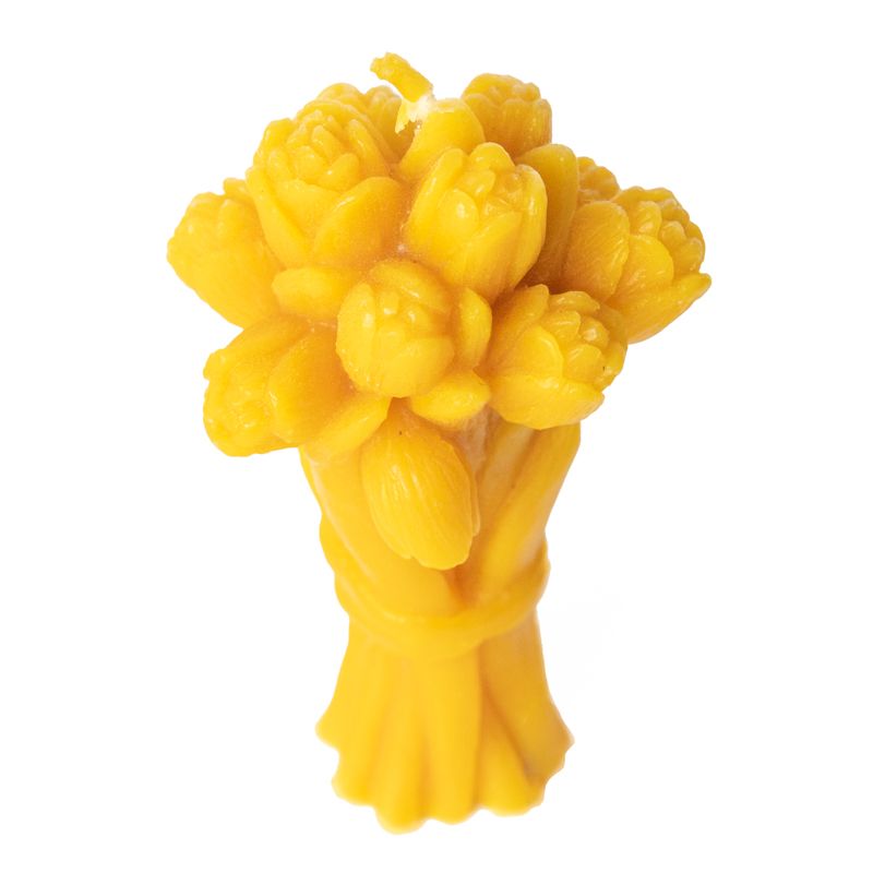 Gelbe Wachskerze in Tulpenform, gebunden. Detailansicht, vor weißem Hintergrund.