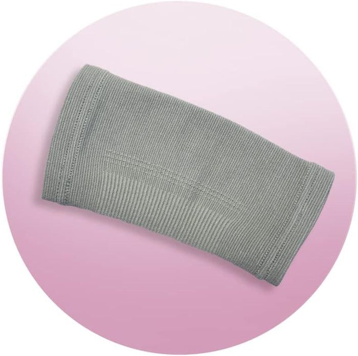 Graue Haro Ellbogenbandage, Detailansicht. Geripptes Material. Auf rosa Hintergrund.