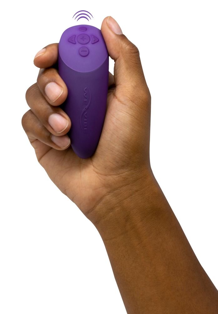 Hand hält lila Fernbedienung. We-Vibe Logo. Oben drei Wellen als Signal. Hautfarbe.