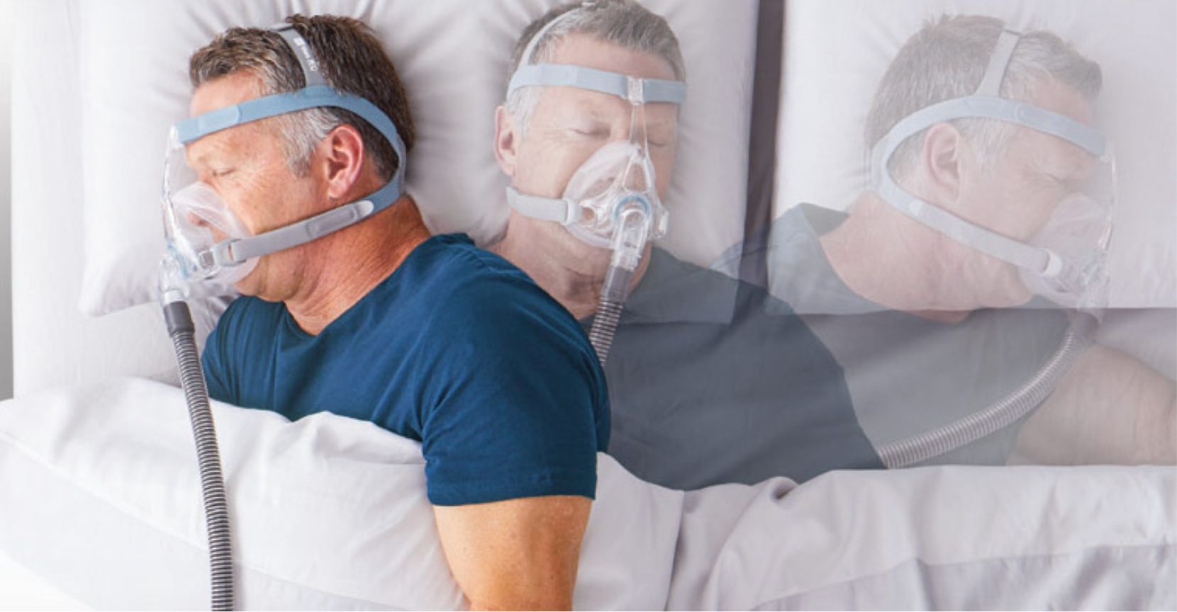 Mann im Bett mit CPAP-Maske. Mehrere Ansichten, Maske und Schlauch sichtbar.