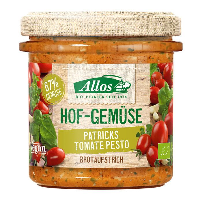 Glas mit Tomatenpesto. Aufschrift: Allos Hof-Gemüse Patricks Tomate Pesto. 67% Gemüse. Bio-Siegel. Vegan.
