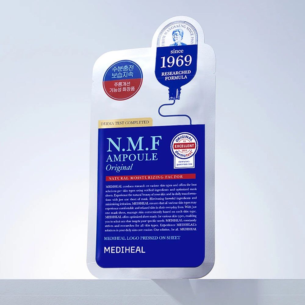 MEDIHEAL N.M.F Ampoule Original Tuchmaske. Weiße Verpackung mit blauer Beschriftung. Produktname und Logo deutlich sichtbar.