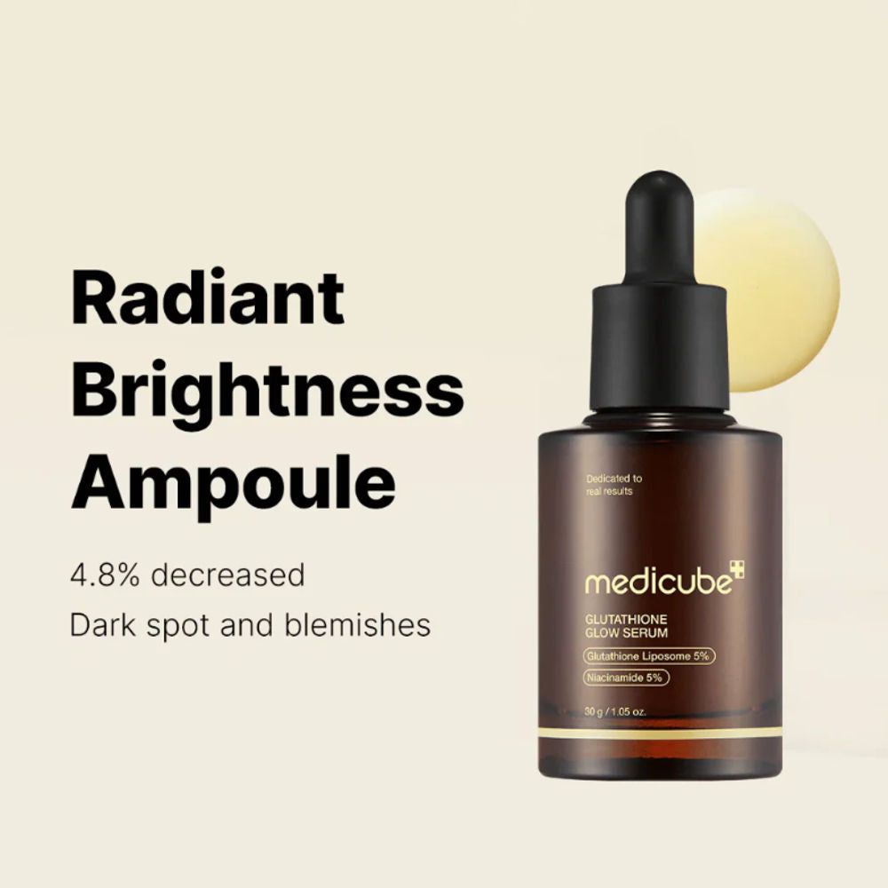 Medicube Glutathione Glow Serum in brauner Glasflasche mit Pipettenverschluss, neben Text über Helligkeit.