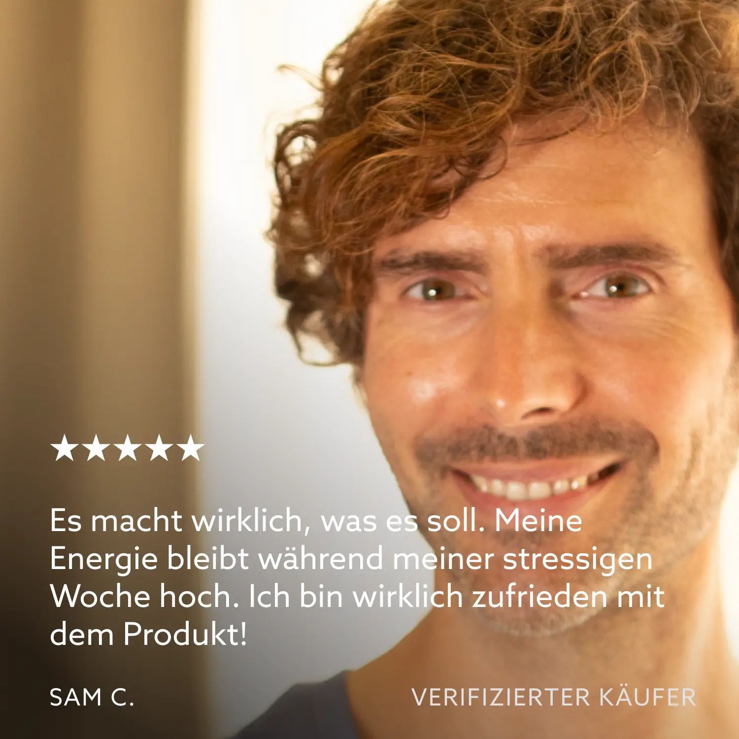 Mann lächelt. Text: Macht, was es soll. Energie bleibt hoch. Sam C., verifizierter Käufer. 5 Sterne.