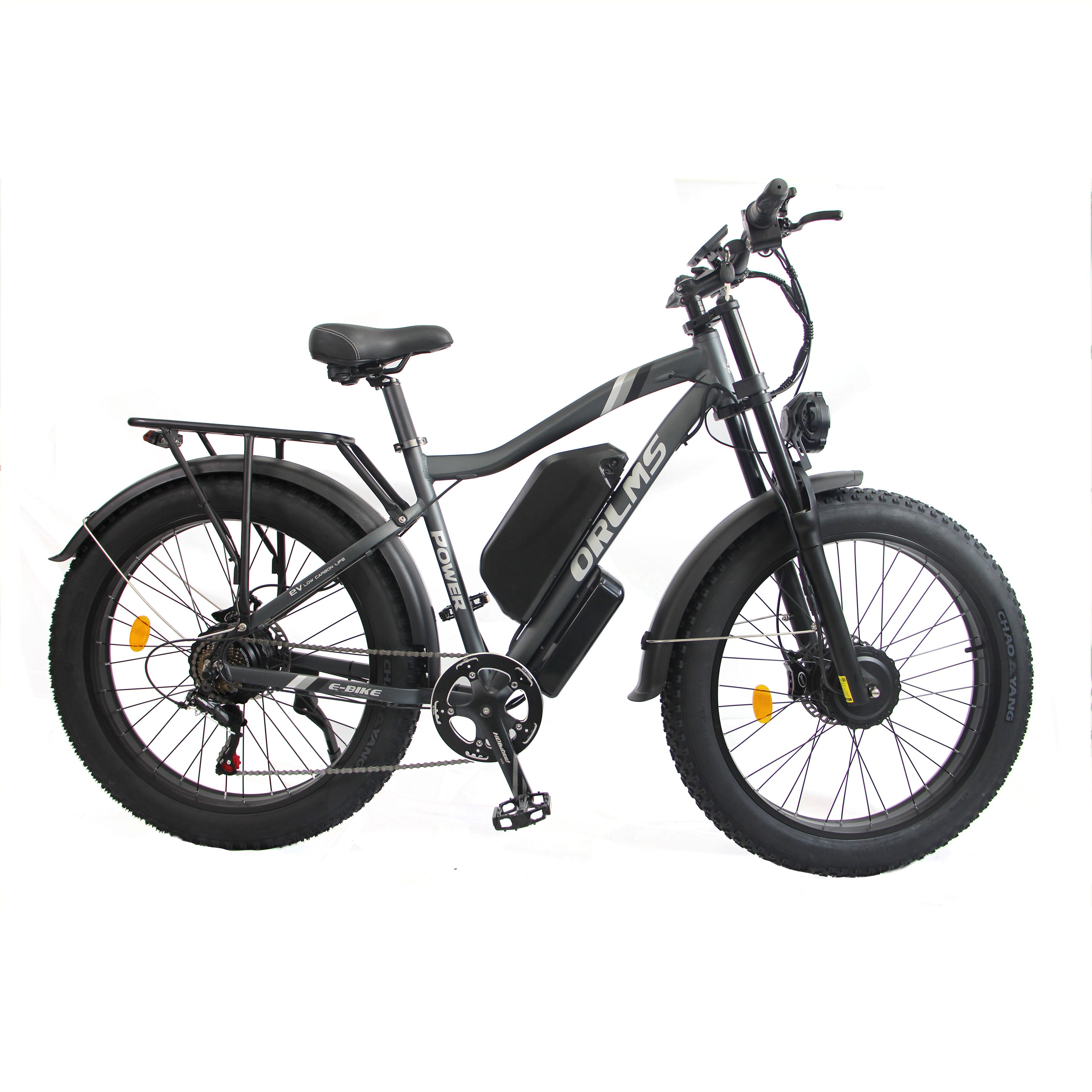 Graues E-Bike ORLMS MX500 mit breiten Reifen, Gepäckträger und Scheinwerfer. Batterie am Rahmen.