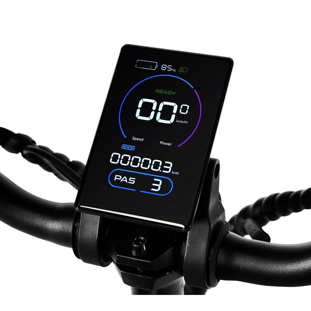 Digitales Display des Elektrofahrrads. Zeigt Geschwindigkeit, Akku- und Leistungsanzeige. Schwarzer Hintergrund.