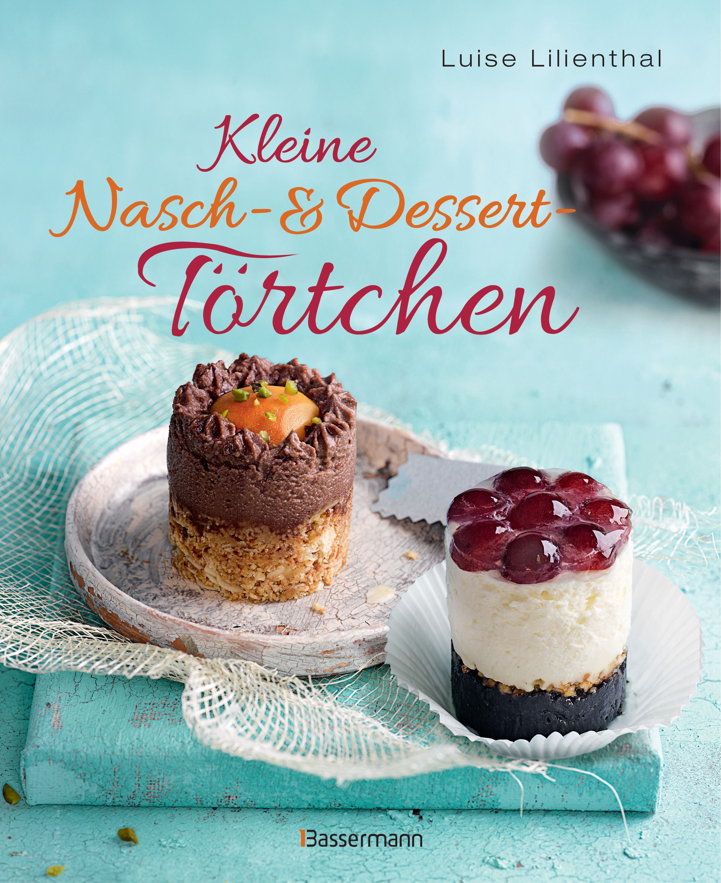 Buchcover mit zwei kleinen Desserts. Titel: Kleine Nasch- & Dessert-Törtchen. Autor: Luise Lilienthal. Verlag: Bassermann.