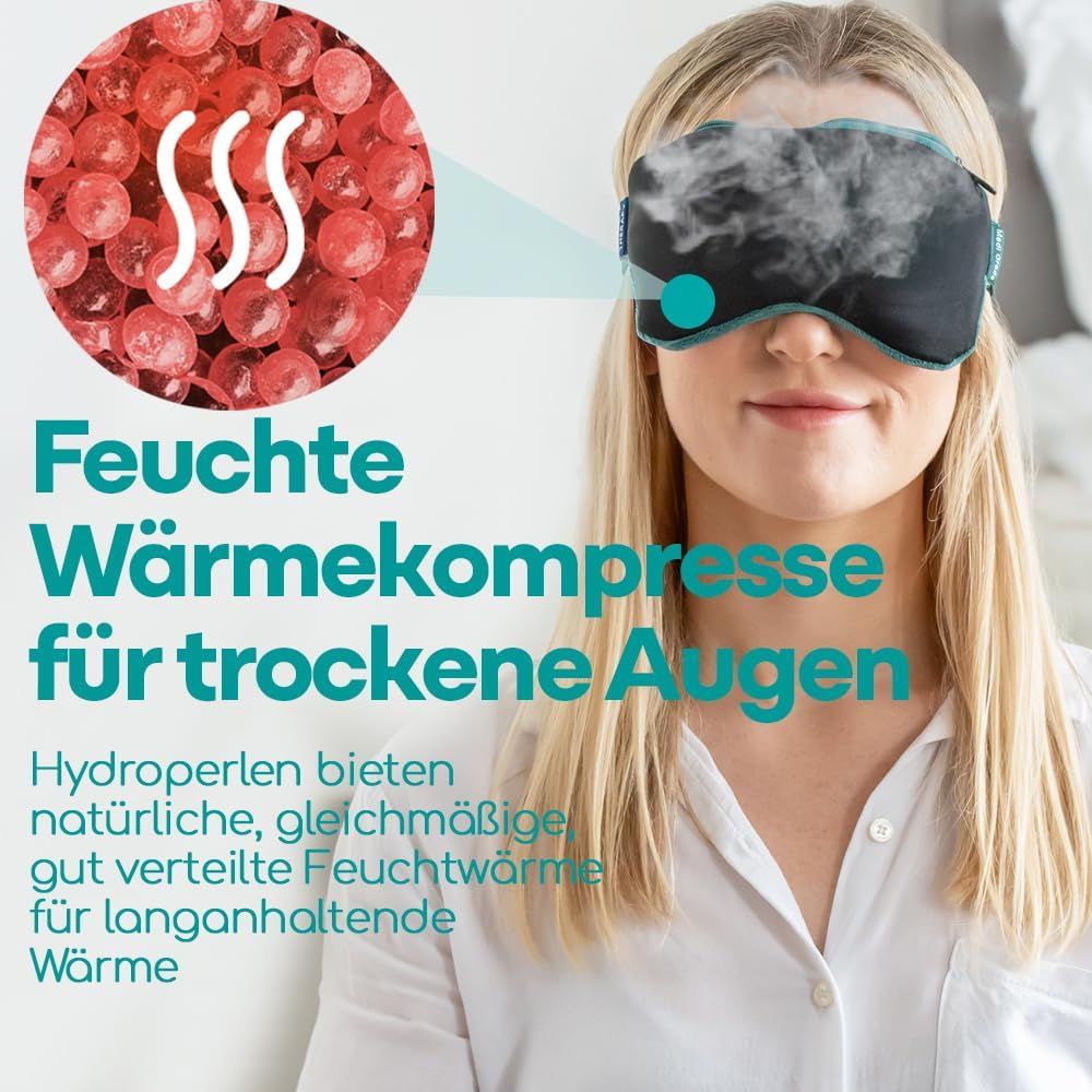 Eine Frau trägt eine schwarze Schlafmaske mit Dampf, die eine feuchte Wärmekompresse für trockene Augen darstellt.