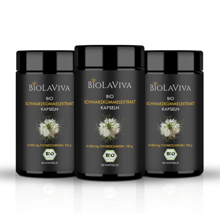 Drei schwarze Flaschen mit Etiketten. Aufschrift: BIOLAVIVA BIO-Schwarzkümmel-Extrakt Kapseln. Mit Blüte und 60 Kapseln.