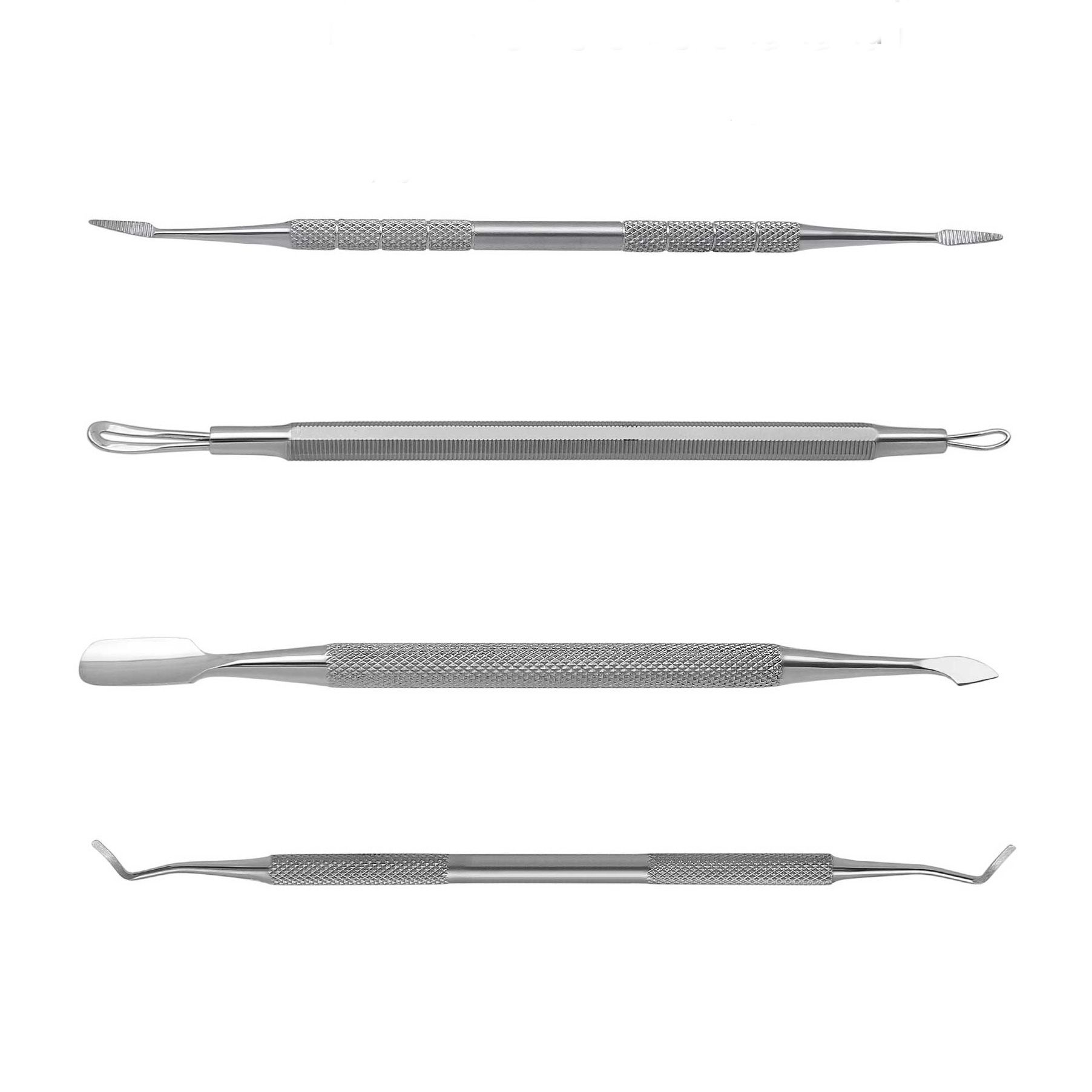 Vier Nagelreinigungswerkzeuge aus Metall. Verschiedene Formen: spitz, mit Öse, spatelförmig und gebogen. Griffe mit Riffelung.