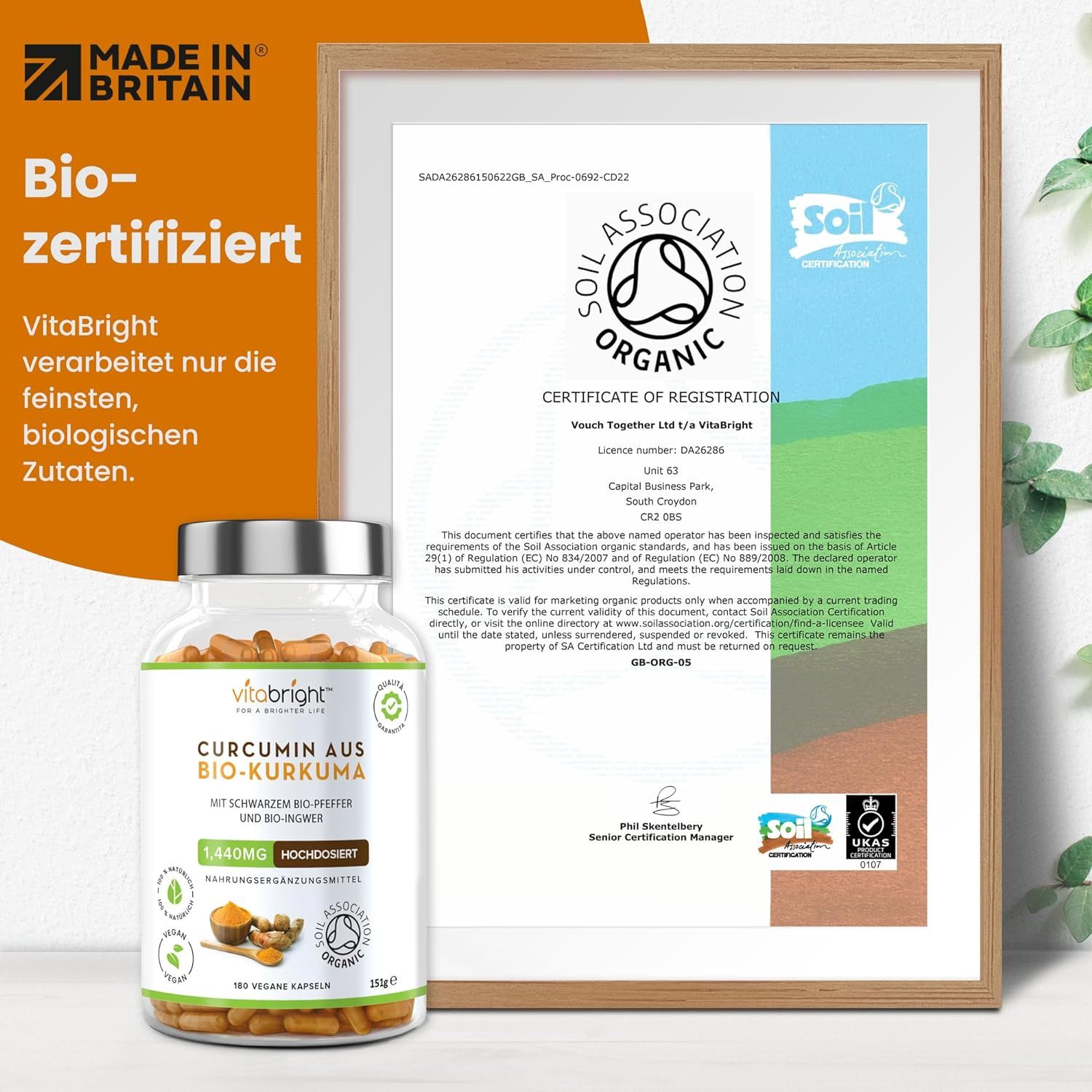 Zertifikat mit Flasche VitaBright Kurkuma Kapseln. Text: Bio-zertifiziert. Zertifikat der Soil Association Organic. VitaBright verarbeitet nur biologische Zutaten.