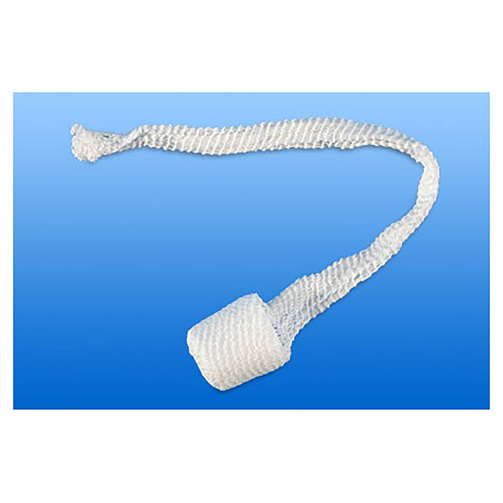 Weiße Netzwatte, zylindrisch geformt, mit langem, gewebtem Band. Auf blauem Hintergrund.