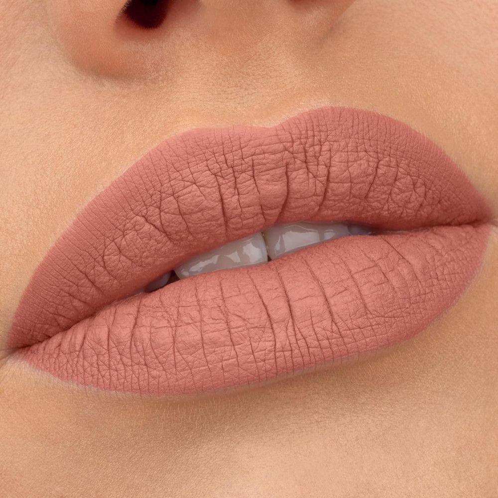 Nahaufnahme von Lippen, bedeckt mit Essence 8h Matte Flüssiger Lippenstift. Matte, rosa Farbe. Deutliche Lippenkonturen.