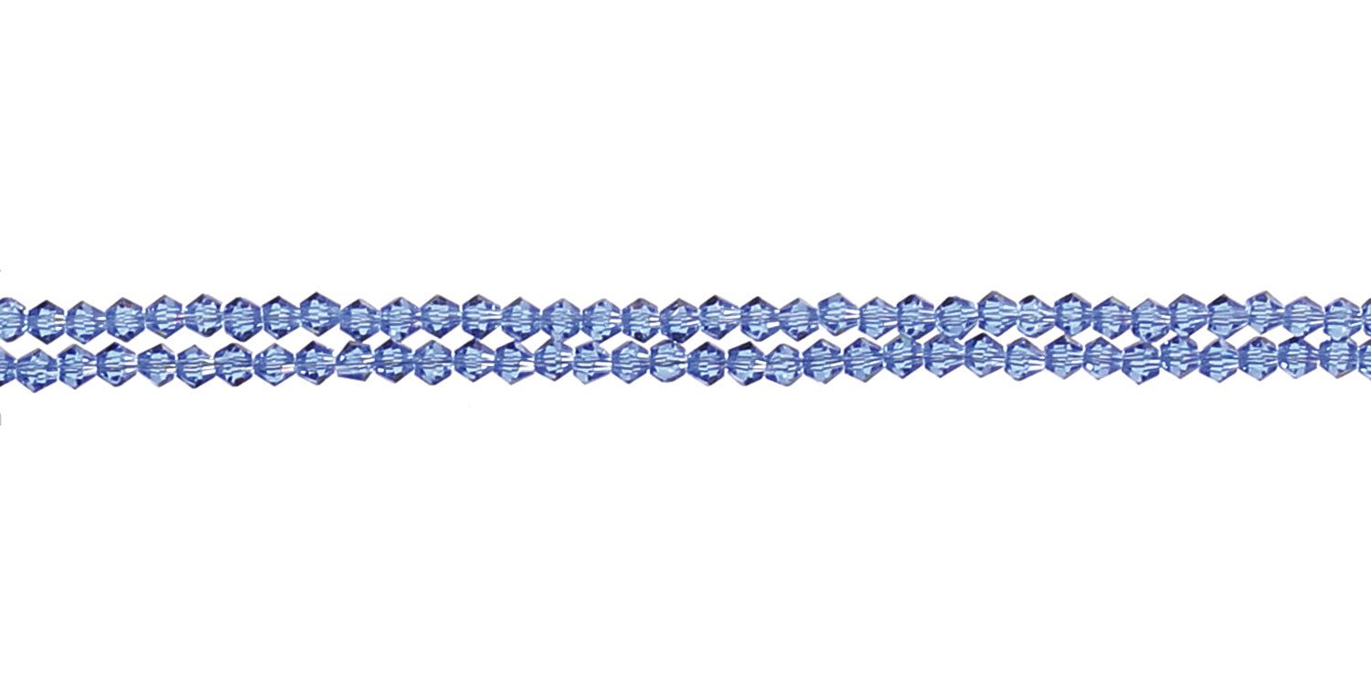 Blaue Brillenkette mit Perlen. Drei Stränge nebeneinander. Helle Umgebung.