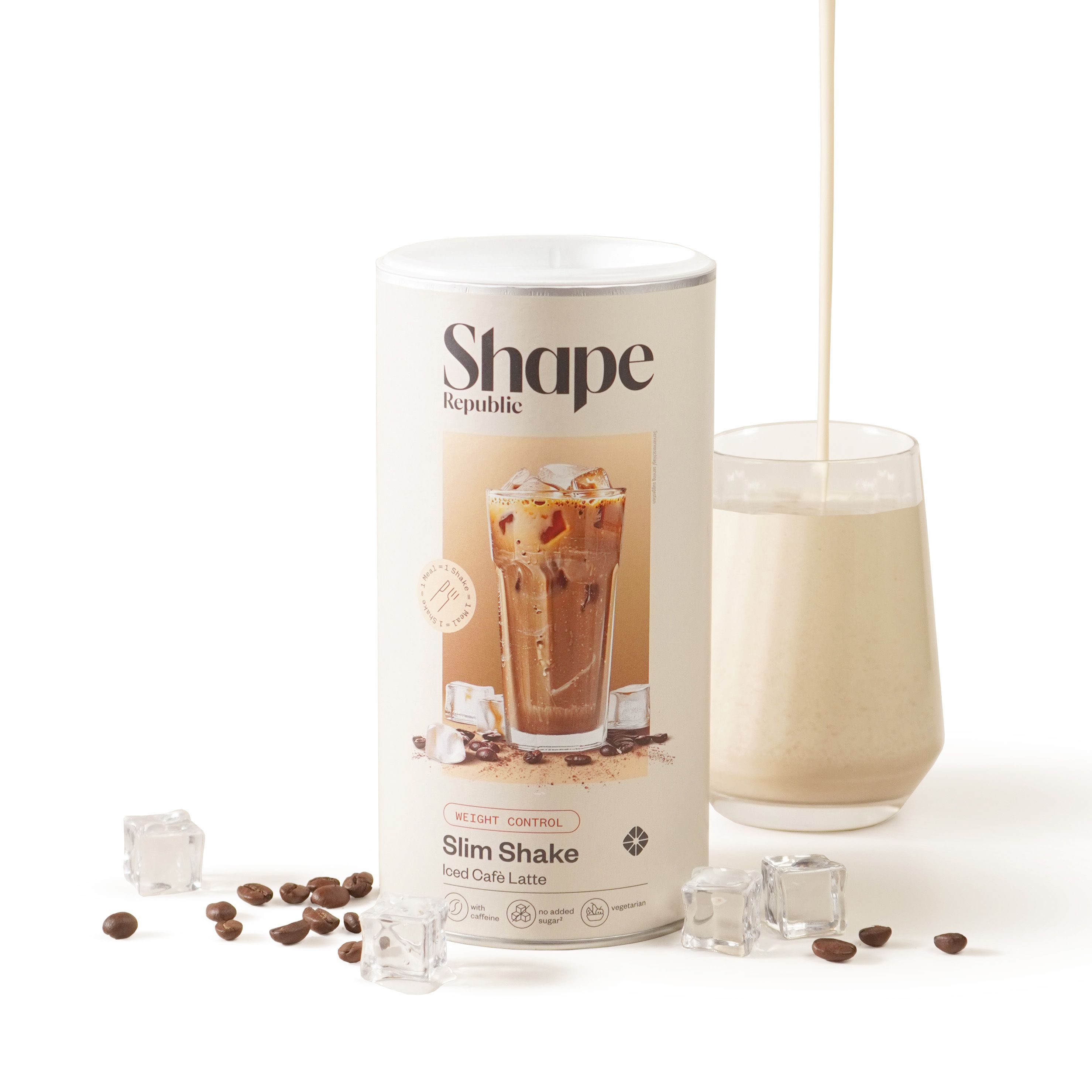 Shape Republic Slim Shake Iced Caffè Latte Dose mit einem Glas Eiskaffee-Shake, Eiswürfeln und Kaffeebohnen.