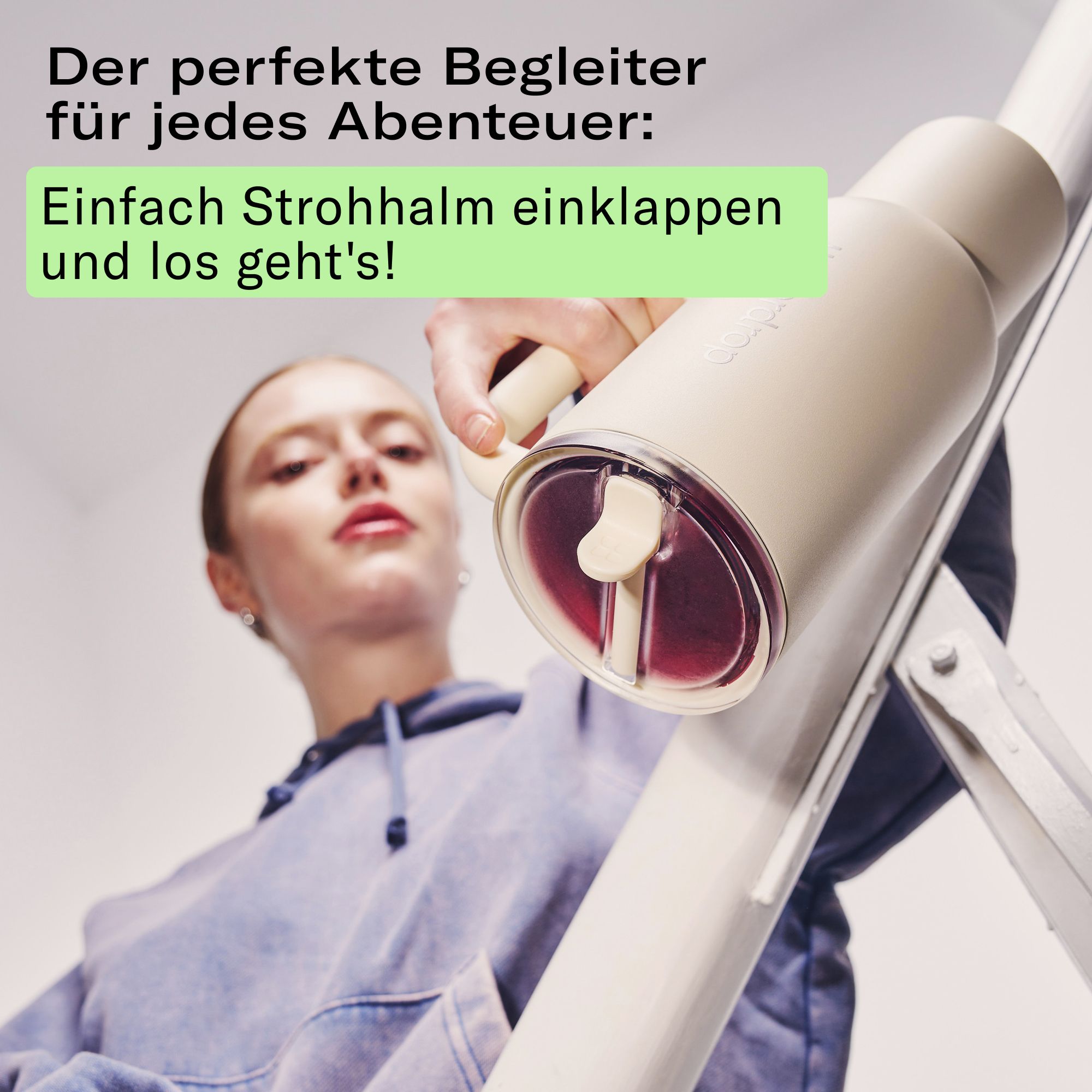 Frau mit off-white Thermobecher XL mit Henkel und Strohhalm.
