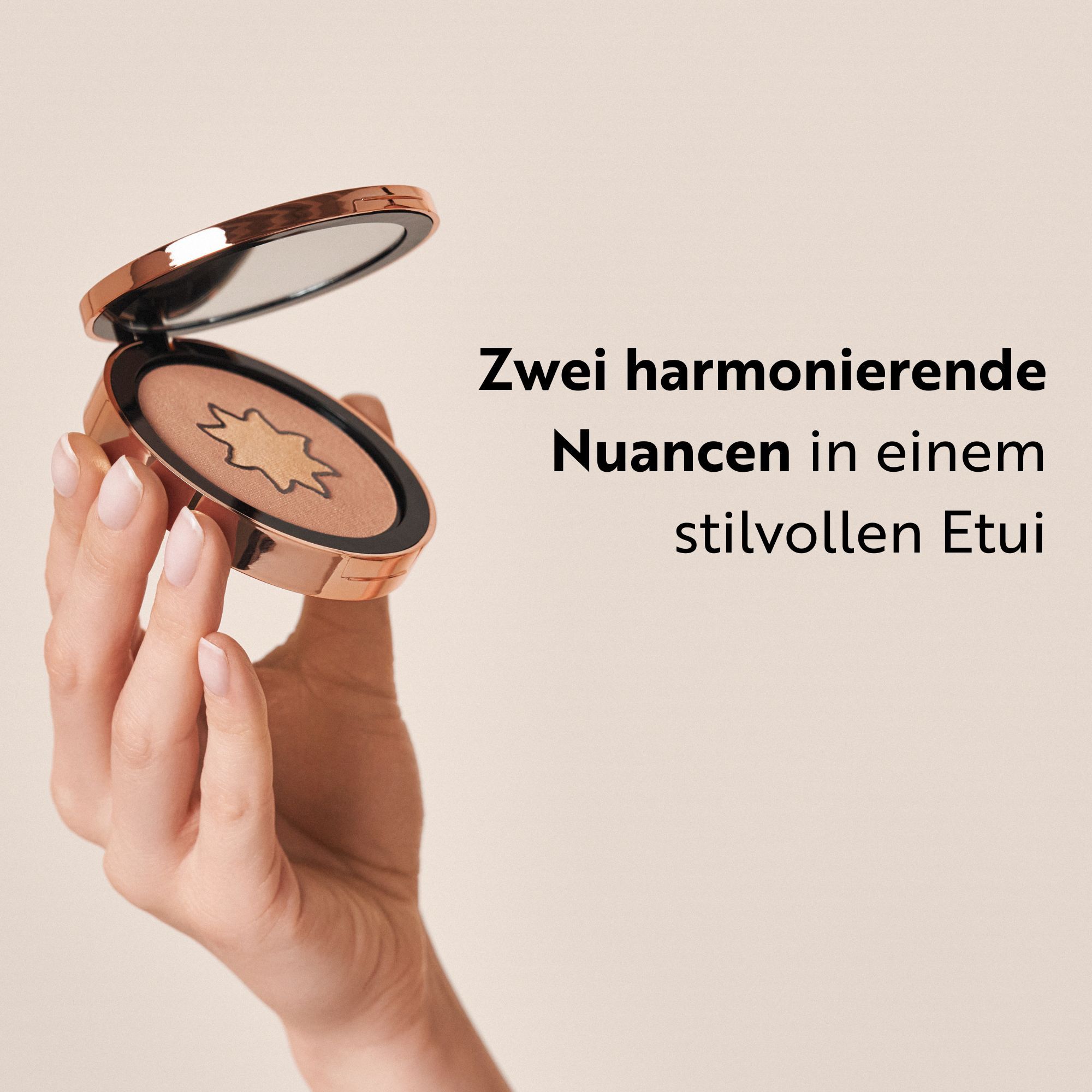 Bronzer-Dose in Hand gehalten. Text: Zwei harmonierende Nuancen in einem stilvollen Etui.