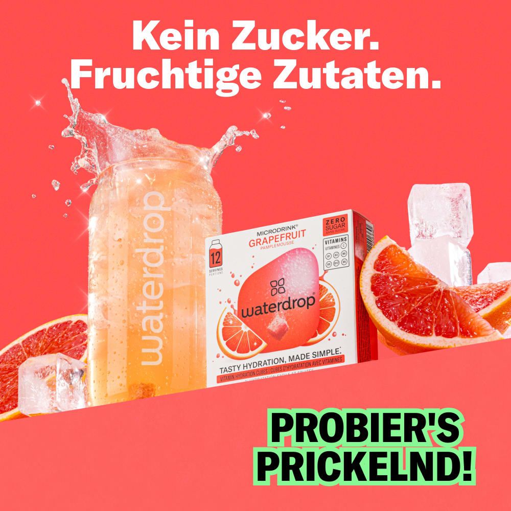 Ein Glas waterdrop® Getränk mit Grapefruit-Geschmack, umgeben von Eiswürfeln und Grapefruitstücken.