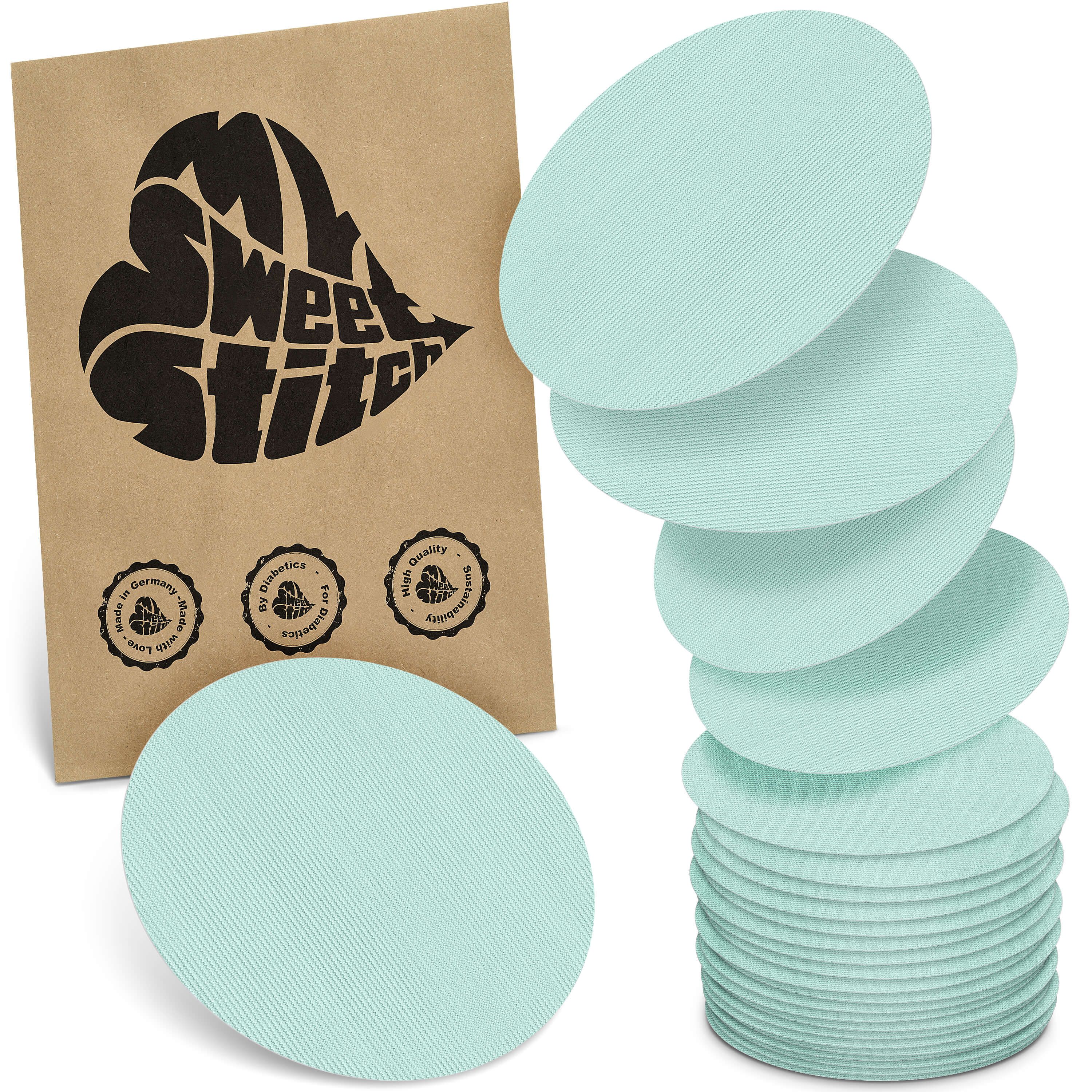 Hellgrüne, ovale Pflaster. Neben einer braunen Verpackung mit Logo und Qualitätssiegeln. Stapel von Pflastern.