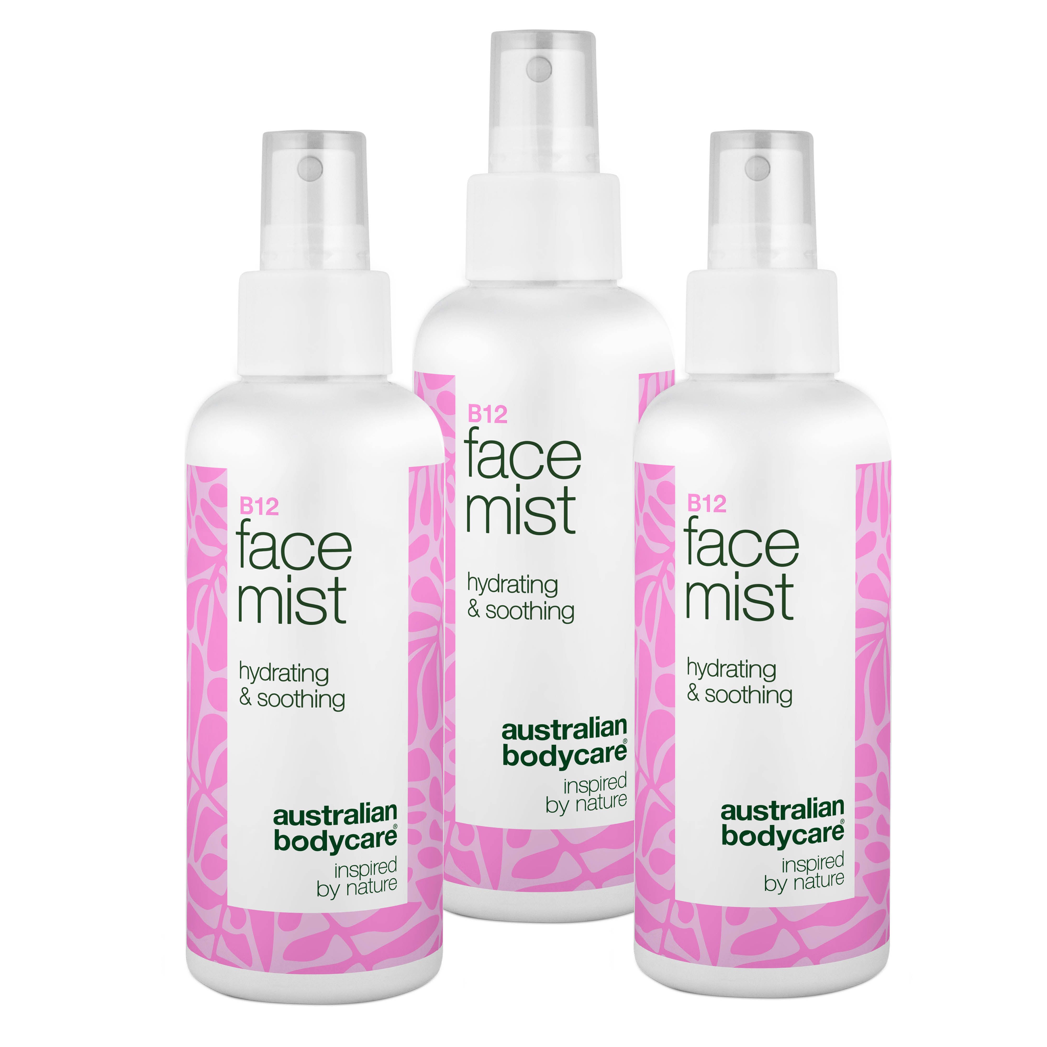 Drei weiße Sprühflaschen mit rosa Etiketten. Aufschrift: B12 Face Mist, hydrating & soothing. Marke: Australian Bodycare.