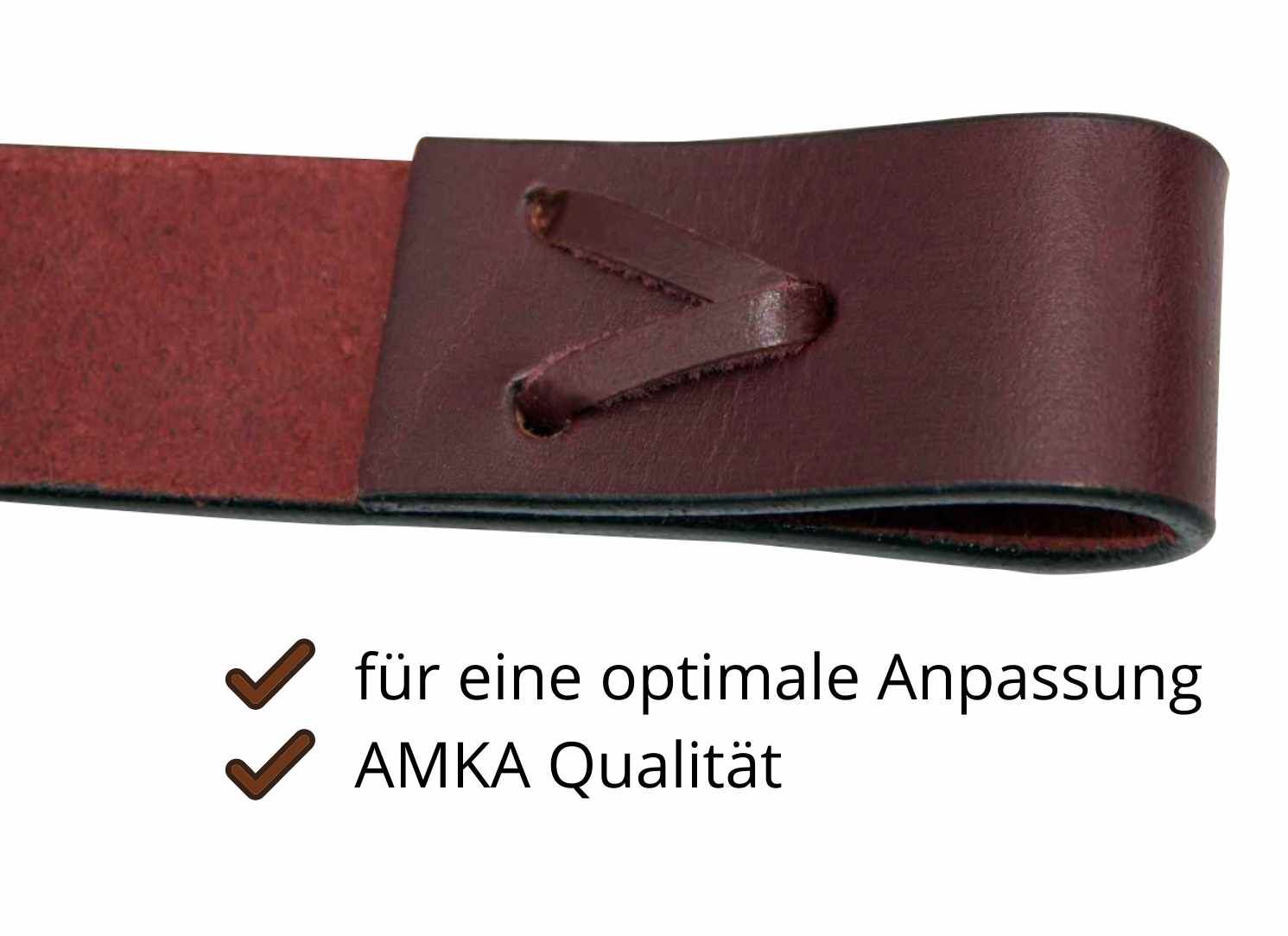 Nahaufnahme eines braunen Lederriemens mit Lochung. Text: „für eine optimale Anpassung AMKA Qualität“.