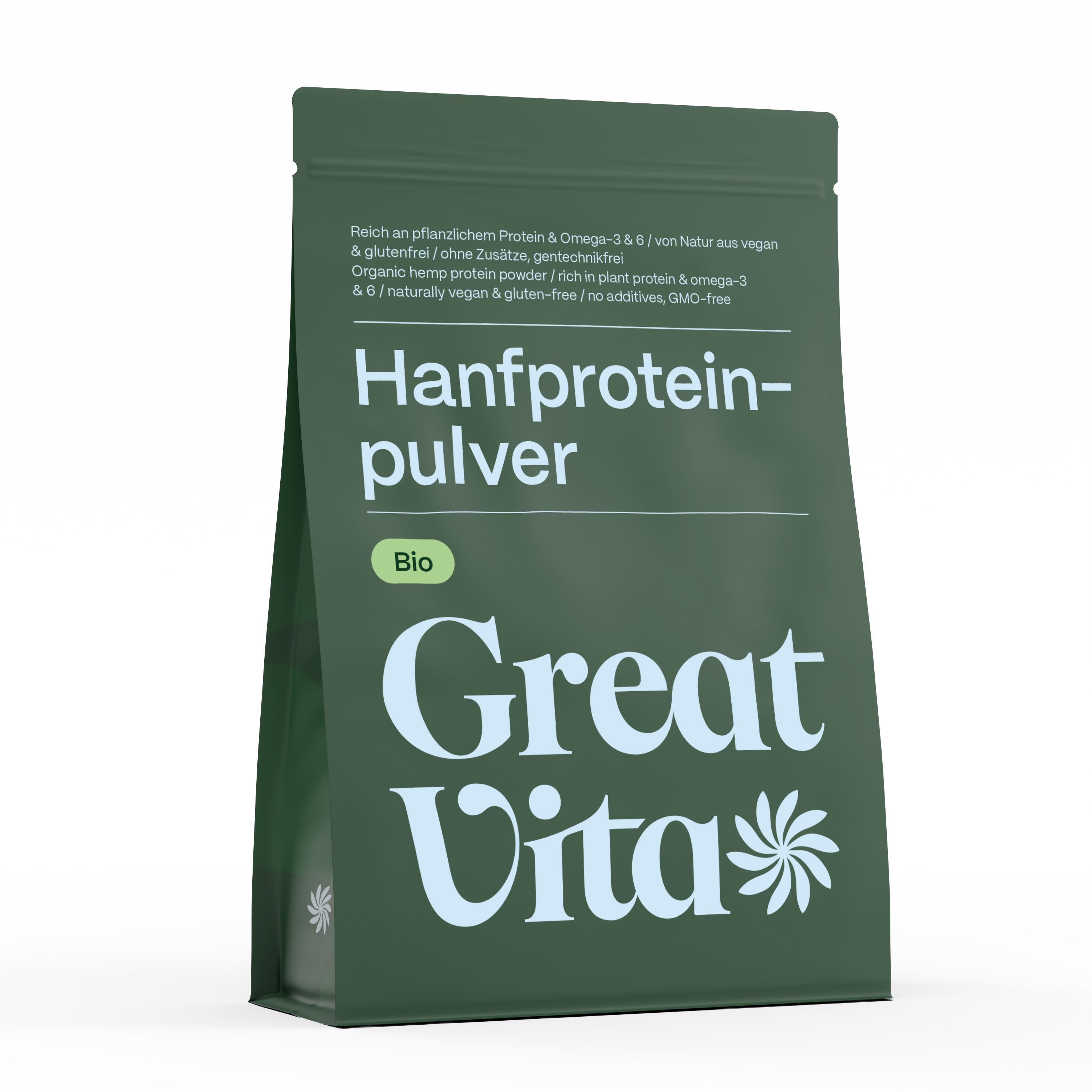 Grüne Verpackung von GreatVita Bio Hanfprotein Pulver. Enthält Informationen über pflanzliches Protein, Omega-3 & 6, glutenfrei und ohne Zusätze. Mit Bio-Siegel.