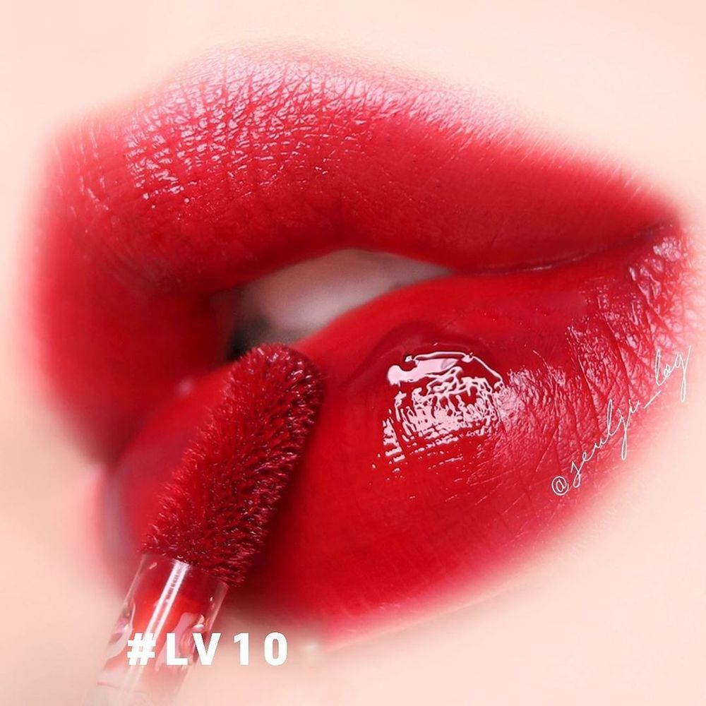 Nahaufnahme von Lippen mit rotem Lip Tint. Text: "#LV10".