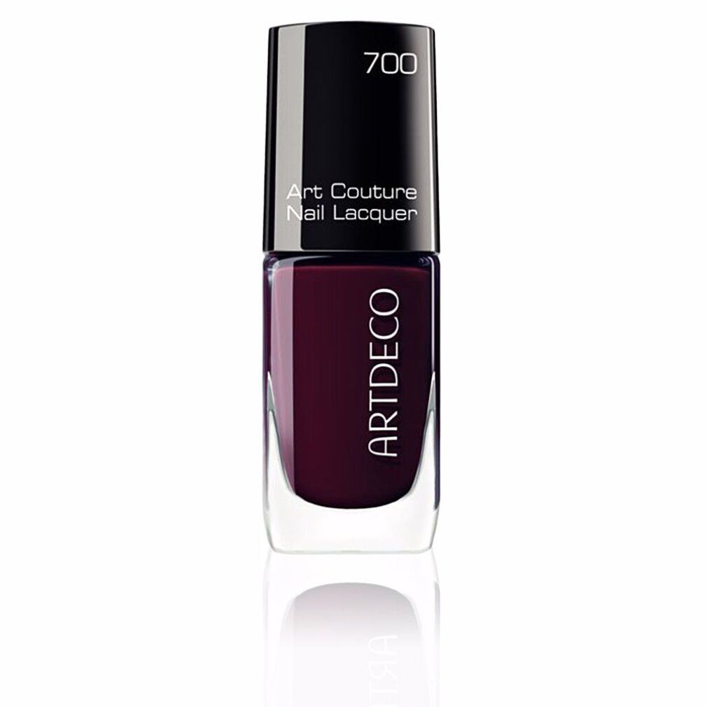 Nagellackflasche, dunkelrote Farbe. Schwarzer Deckel mit Aufschrift: Artdeco, Art Couture Nail Lacquer. Nummer 700.