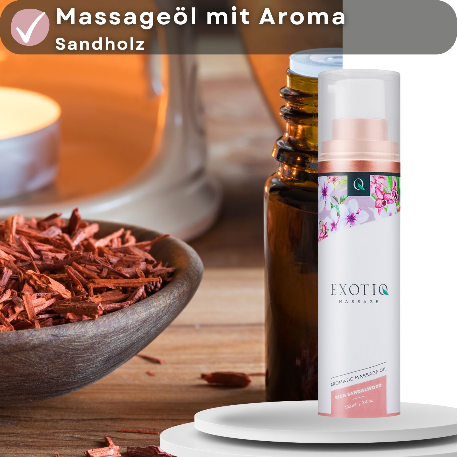 Produktpräsentation mit Massageöl-Flasche, Sandelholz und einer Kerze. Hintergrund: Holzoberfläche.