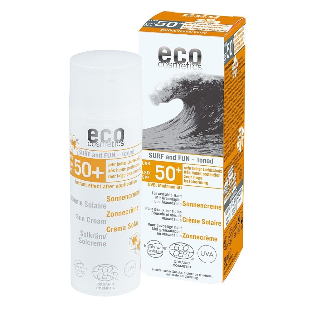 Weiße Sonnencreme-Tube und -Verpackung. Aufschrift: eco cosmetics, SURF and FUN, LSF 50+. Mit Bio-Zertifizierung.