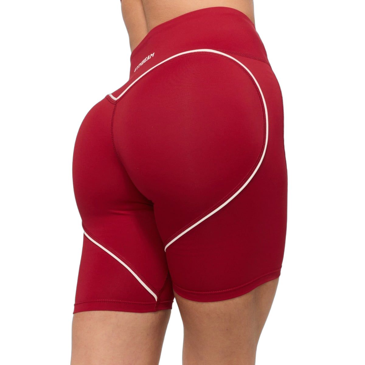 Detailansicht der roten Damen-Shorts mit weißer Herz-Applikation am Gesäß.