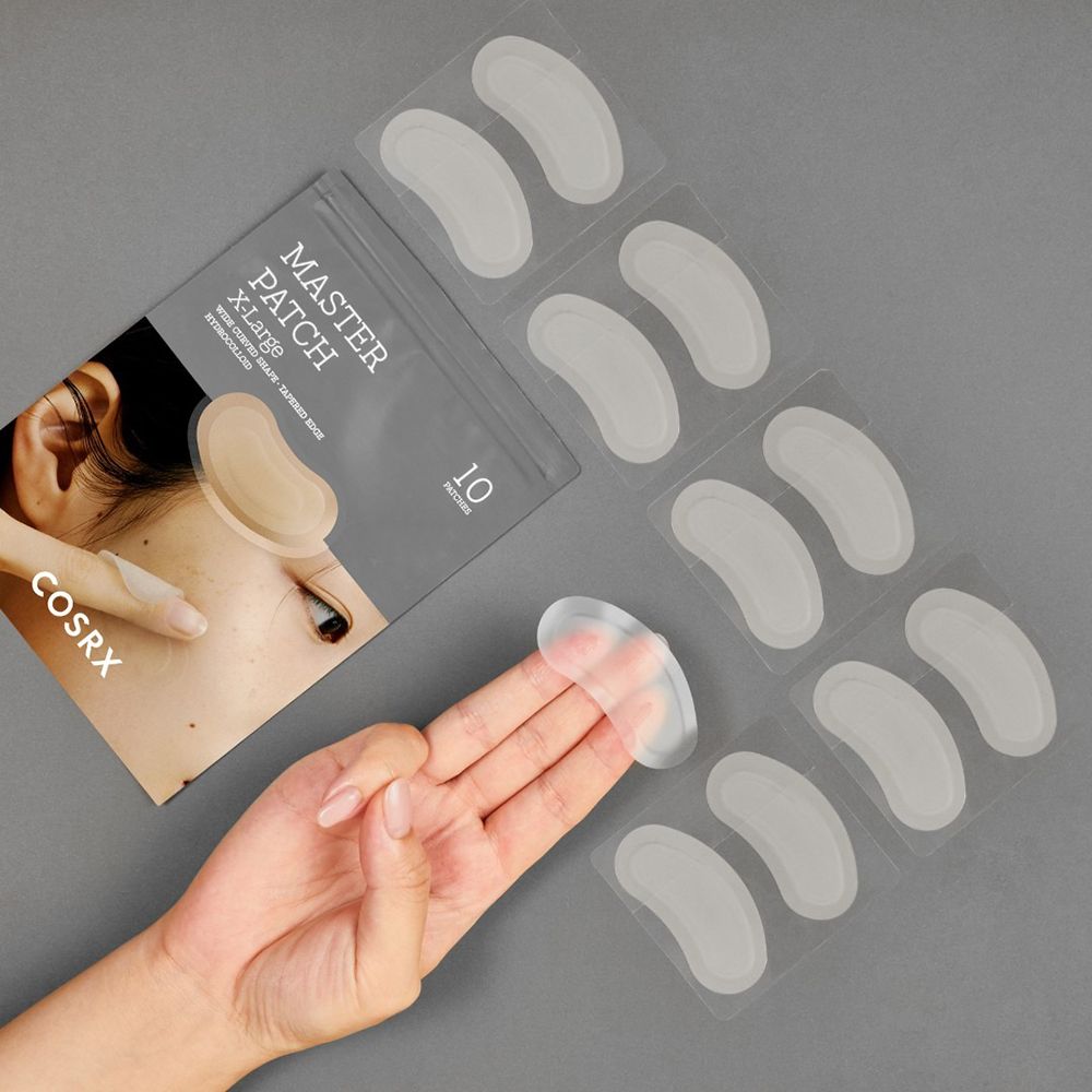 Packung mit Akne-Patches und einzelne Patches. Auf der Packung steht: MASTER PATCH X-Large. Die Patches sind transparent.