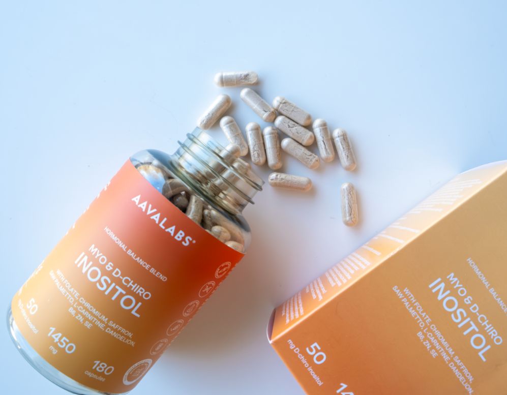 Aavalabs Myo- & D-Chiro Inositol Kapseln, Flasche und verstreute Kapseln.