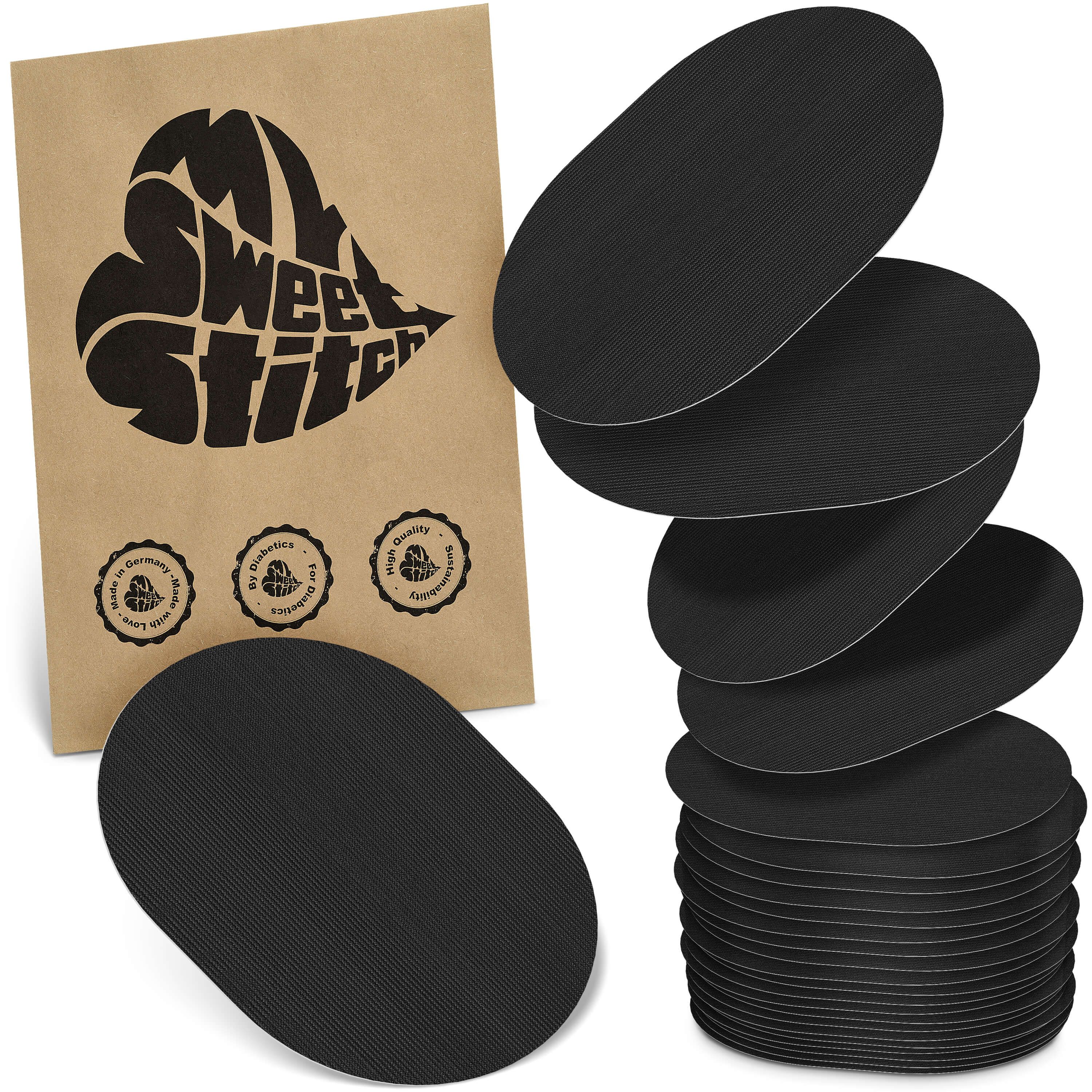 Mehrere schwarze, ovale Pflaster. Auf brauner Verpackung steht "My Sweet Stitch". Siegel: "Made in Germany", "Bio-Qualität".